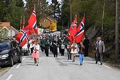 FLOTT SYN: Mange var møtt opp for å se skoletoget til Kringssjå.